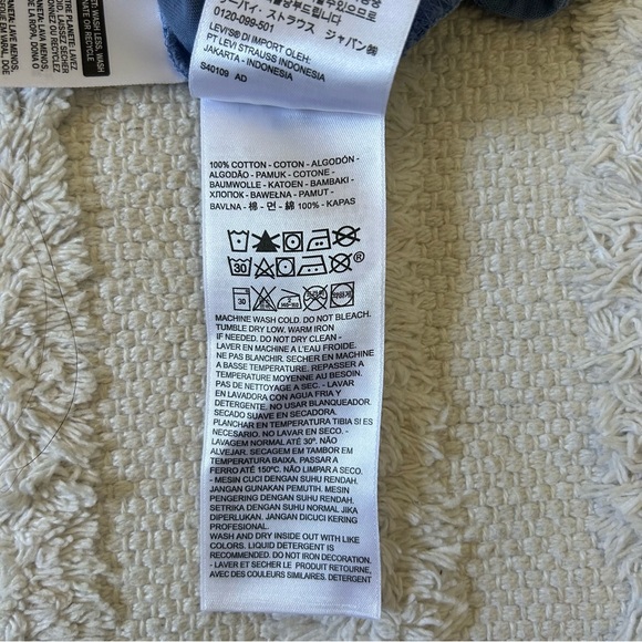 levi’s graphic tee - Picture 3 of 5